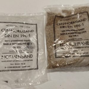 Fotografija za magistersko delo, v katerem so predstavljeni metakaolin kot pucolanski material ter njegovi vplivi na beton in cementne malte v svežem in strjenem stanju. Za študij vpliva metakolina smo uporabili obstoječo literaturo, in sicer smo obravnavali:vpliv metakaolina na sveže betonske mešanice, vpliv na posed, vpliv na potrebo po zamesni vodi, vpliv na čas vezanja betonov in malt, vpliv na vsebnost por v betonu, vpliv na tlačno trdnost, vpliv na natezno trdnost, upogibno trdnost, vpliv na alkalno silikatno reakcijo, prodiranje kloridov, sulfatni napad in karbonatizacijo. V teoretičnem delu smo prikazalienega izmed alternativnih postopkov pridobivanja metakaolina ter njegove splošne fizikalne in kemijske lastnosti . V eksperimentalnem delu smo se posvetili vplivu metakaolina na tlačno in upogibno trdnost. Predstavljena je bila metodologija izvedbe eksperimenta, pri kateri smo uporabili različne masne deleže nadomestitve cementa z metakaolinom, z namenom doseči optimalen delež za izboljšanje tlačne in upogibne trdnosti. V zaključku so predstavljeni rezultati opravljenih preizkusov, ki so podani tako grafično kot tabelarično. V diskusiji smo primerjali dosežene rezultate s pričakovanimi.